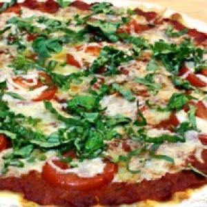 Margherita Pizza with Roasted Red Pepper Sauce Recipe - (4.6/5)_image