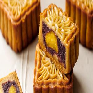 Red Bean Mooncakes With Salted Egg Yolk_image