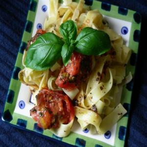 Linguini With Raw Tomatoes and Basil_image