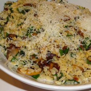 Orzo with Caramelized Mushrooms and Wilted Spinach_image
