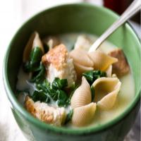 Rich Garlic Soup With Spinach and Pasta_image