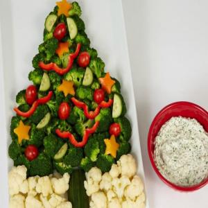 Crudite Christmas Tree with Sour Cream and Chive Dip_image