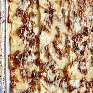 French Onion Domino Potatoes Are Crispy, Crunchy, Cheesy, and Practically Perfect_image