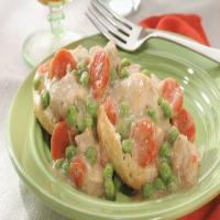 Slow-Cooked Smothered Buttermilk Chicken with Peas over Biscuits_image