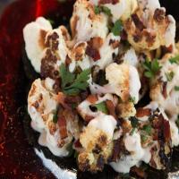 Grilled Cauliflower with Bacon and Brie_image