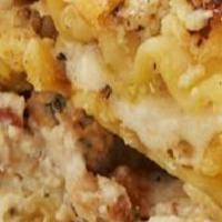 Lasagna with a white sauce_image