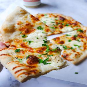white sauce pizza with ricotta cheese_image