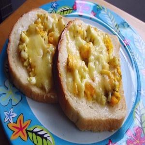Scrambled Eggs With Cheddar on Toast_image
