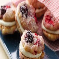 Berries and Crème Sandwich Cookies_image