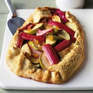Rhubarb, ginger & apple scrunch pie_image