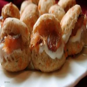 Sharp Old Cheddar Scones With Smoked Salmon_image