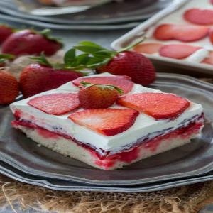 Best Strawberry Poke Cake_image