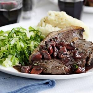 Rump steak with quick mushroom and red wine sauce_image
