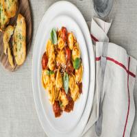 Prosciutto & Cheese Tortelloni with Meat Lovers Sauce and olive oil garlic crostini_image