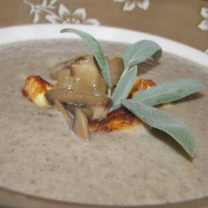 Mushroom Soup With Halloumi Croutons_image