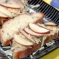 Panini with Caramelized Onion, Pear and Fontina_image