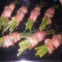 The BEST Bacon-Wrapped Asparagus Bundles_image