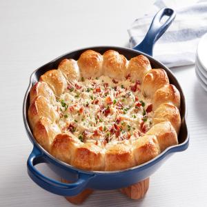 Caramelized Onion-and-Bacon Bread Ring Dip_image