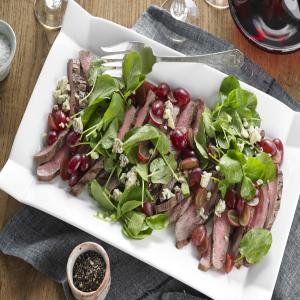 Grilled Flank Steak With Grapes and Stilton_image