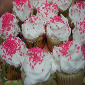 Simply Sweet Vanilla Cupcakes_image