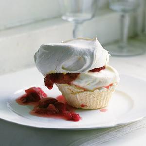 Meringue Cupcakes with Stewed Rhubarb and Raspberries_image