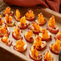 Aged Cheddar, Apple and Bacon Crostini_image