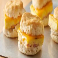 Ham and Cheddar Breakfast Sandwiches_image