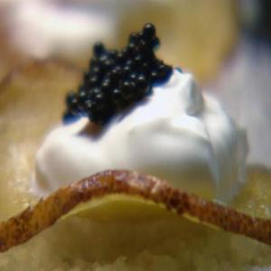 Potato Chips with Creme Fraiche and Caviar_image