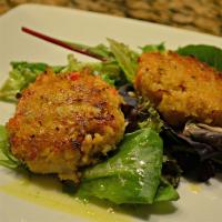 Deviled Crab Cakes on Mixed Greens with Ginger-Citrus Vinaigrette_image