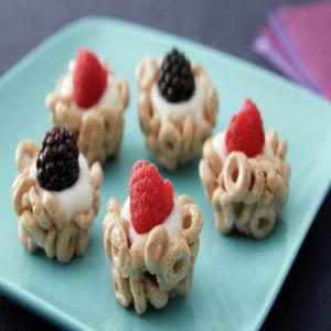 Cheerios™ Tarts with Yogurt and Berries_image
