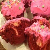 Red Velvet Cupcakes w/Cream Cheese Center_image