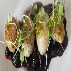Seared Scallops in a Blueberry Ginger Sauce_image