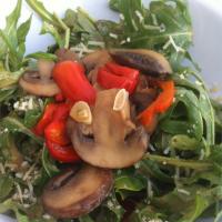 Roasted Portobello, Red Pepper, and Arugula Salad for One_image