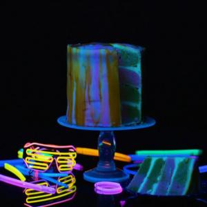 Glow-in-the-Dark Cake_image