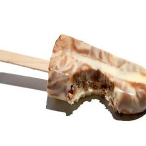 Chocolate-Vanilla-Swirl Pudding Pops Recipe_image