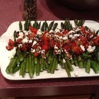 Asparagus With Balsamic Tomatoes and Goat Cheese_image
