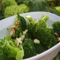Broccoli With Red Pepper Flakes and Garlic Chips_image