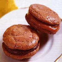 Chocolate Macaroons with Chocolate or Caramel Filling_image