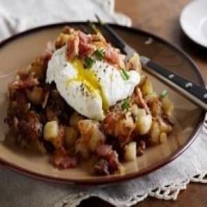 FRIED POTATOES WITH POACHED EGGS image