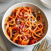 One-pan spaghetti with nduja, fennel & olives image
