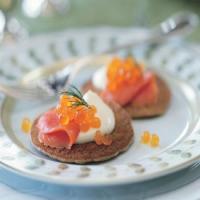 Buckwheat Blinis with Smoked Salmon and Crème Fraîche_image