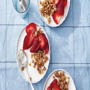 Yogurt Panna Cotta with Strawberries and Granola_image