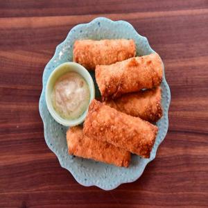 Bacon Mac and Cheese Eggrolls with Quick Ranch image