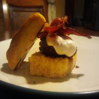 Sirloin Sliders With Crispy Bacon and Creamy Horseradish Mayo_image