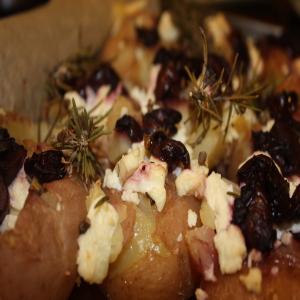 Smashed Potatoes With Olives Feta and Walnut Oil_image