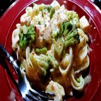 ~ Savory Chicken, Broccoli & Fettuccine Skillet ~_image