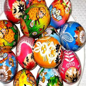 Decorating Easter eggs_image