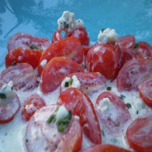 Cherry Tomatoes With Buttermilk Blue Cheese Dressing_image