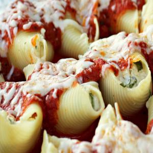 Cheesy Spinach & Mushroom-Stuffed Pasta Shells_image