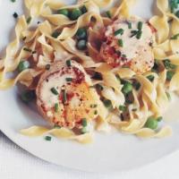 Seared Scallops with Creamy Noodles and Peas image